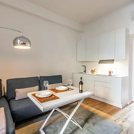 Elegant, Modern & Luxury With Comforts Apartment Mailand